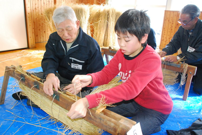 伝統技術「俵編み」に挑戦 新堀小児童と地区の高齢者が交流｜2015年02月04日付紙面より｜荘内日報ニュース−山形・庄内｜荘内日報社