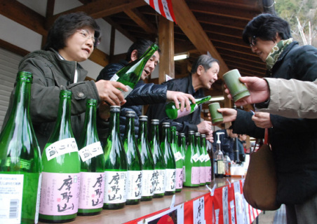 摩耶山を心行くまで楽しんだあつみ温泉の新酒まつり