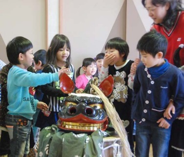 「もう動かないよね」と獅子頭に近づく園児たち