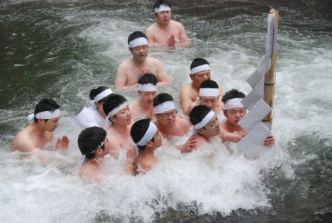 身を切るような冷水に胸まで漬かり卒業禊が行われた