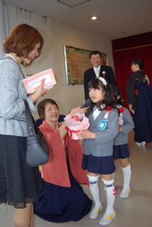 「お母さん、ありがとう」。卒園児がお礼を言って花を手渡した＝鶴岡市の城南幼稚園