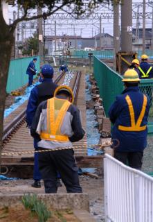 ＪＲ余目駅構内に復元された事故現場付近のレールと枕木＝11日午前