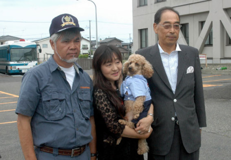 りりしい制服姿のポッキー。左が阿部所長、右が所有者の柴田さん