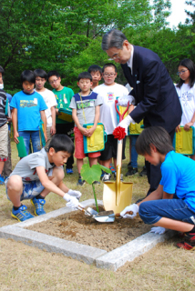 被爆アオギリ２世を植樹した十坂小６年生と本間市長