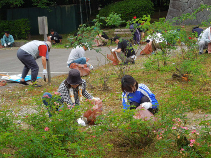 鶴岡「小さな親切」の会は、鶴岡公園周辺でクリーン作戦を繰り広げた