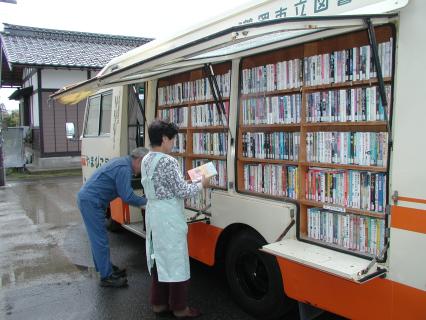 旧町村地域への巡回が始まった＝広瀬公民館