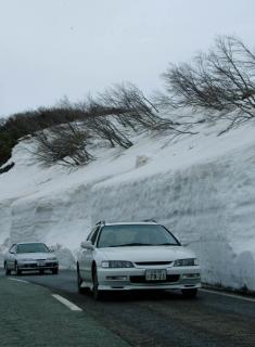 鳥海ブルーラインが開通し待ちかねた行楽客がドライブ＝大平山荘付近