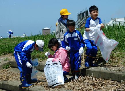 港南小児童が河川公園のごみを一生懸命に拾い集めた