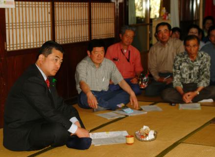 鳥海山をテーマに齋藤知事（左）と旧八幡町民が懇談した