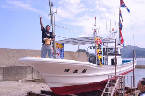 由良漁港で行われた「海生丸」の進水式