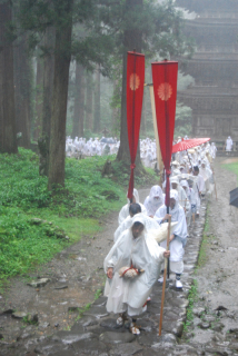 初日から土砂降りの雨となる中、出羽三山神社の山伏修行「秋の峰」が始まった