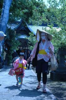 化けものにふんし鶴岡天満宮をお参り。手をつなぎ楽しそうな「親子化けもの」の姿も