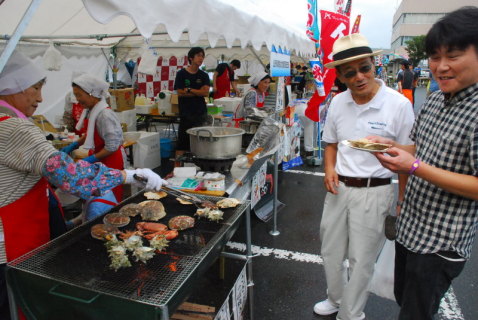 庄内浜の豊かさを発信する全国豊かな海づくり大会が開幕。初日の10日は酒田で「豊かな海づくりフェスタ」が開かれ、大勢の家族連れでにぎわった