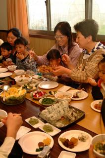 酒田市の直売グループと消費者が手づくりの昼食を囲