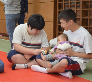 生徒たちが赤ちゃんと触れ合い、命の大切さについて考えた