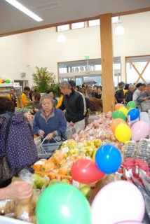 約500人が行列をつくり、開店とともに店内の地物野菜や果物などを買い求めた