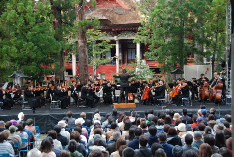 合祭殿を背景に、フルオーケストラ演奏が杉木立に囲まれた会場に響いた