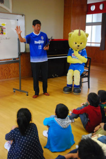 浜田小の子どもたちと交流するＭ山形の大滝さんとディーオ