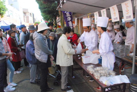 大勢の家族連れでにぎわう酒田どんしゃんまつり