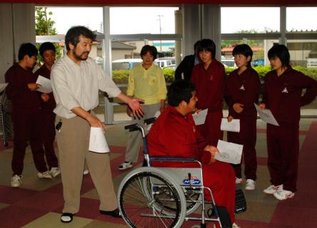 鳥海中の生徒たちが車いすの操作方法を学んだ