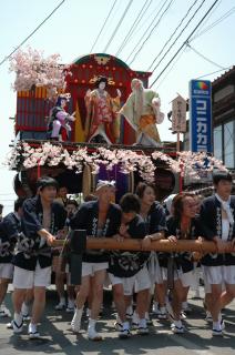 祭りの呼び物「からぐり山車」。男衆が威勢良く引き回し、見物客を楽しませた