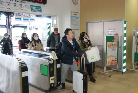 帰省ラッシュがピークを迎え、各駅では荷物を抱えた帰省客が次々と改札を抜けた＝30日午前、ＪＲ鶴岡駅