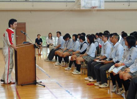 庄内総合高の2、3年生たちが先輩たちの講話に聞き入った