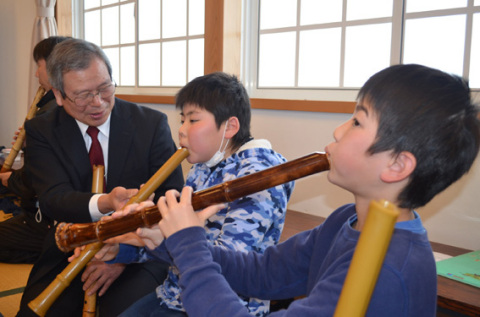 子どもたちが箏と尺八の演奏を体験し日本の音楽へ理解を深めた
