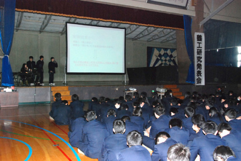 鶴岡工業高の3年生がそれぞれの課題研究を発表した