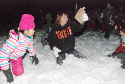 あつみ温泉に訪れている外国人旅行客が、雪遊びを体験し歓声を上げていた＝26日、鶴岡市一霞