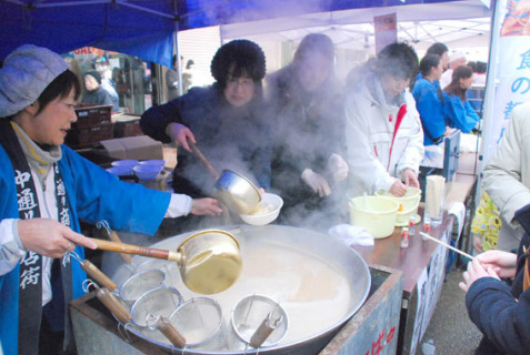 もうもうと湯気が立ち上る寒鱈汁の大鍋。大勢の家族連れが旬を味わった＝28日午前、中通り商店街