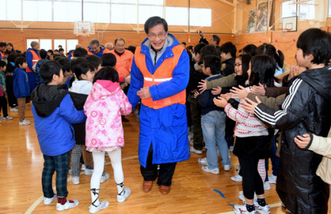 児童たちとタッチを交わすなどし交流を深めた