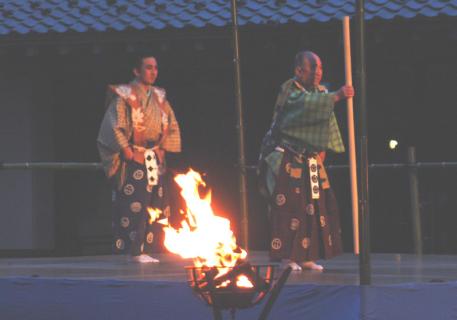 かがり火が照らす中、演じられた羽州庄内松山薪能