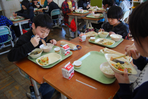 ごま豆腐やサケのみそかす漬け焼きなど鶴岡の食文化を伝える特別献立を味わう黄金小の5年生