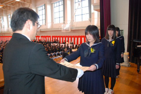 卒業生が土田校長（左）から卒業証書を受け取った＝鶴岡北
