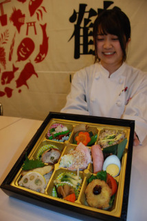 鶴岡もっけだのぉ食堂で販売が始まった「鶴けっちぁーの弁当」。「庄内の食の魅力が食べる人に伝われば」と嶋垣さん