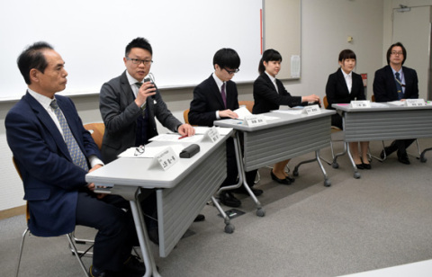 上野社長（左）と学生たちがインターンシップの在り方に関して意見交換