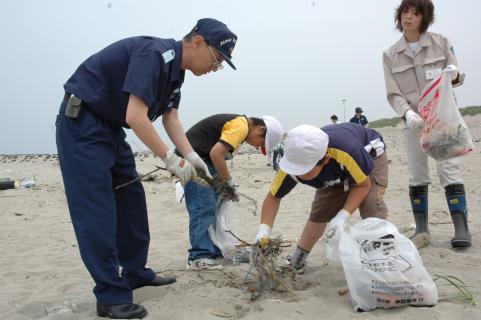 浜中小の児童らが砂浜の漂着ごみを調査した