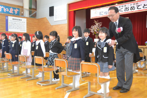 入学式で名前を呼ばれ、齋藤校長と握手した後、在校生や保護者に紹介された新1年生たち＝朝暘二小