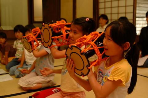 能楽師の指導で伝統芸能の「小鼓」のけいこをする子供たち