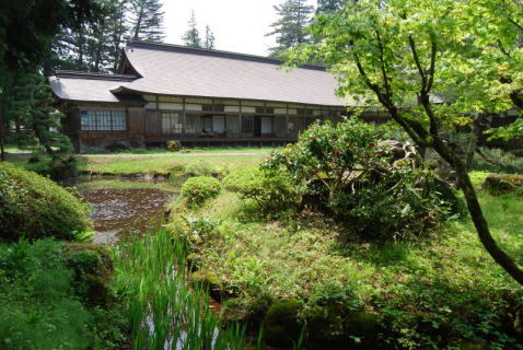 「出羽の里門前庭園」と名付けて一般公開が始まった出羽三山神社社務所の庭園。砂利の遊歩道が敷かれ、周辺を散策できる