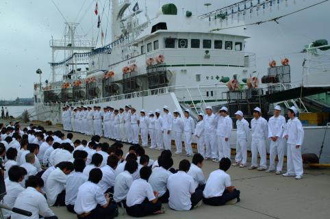 実習航海へ出港する加茂水高の生徒たちを全校生徒や家族が見送った