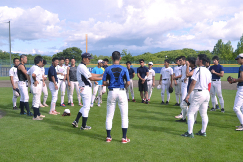 2015年から夏合宿で鶴岡を訪れている立大野球部。今春の東京六大学野球で18年ぶりに優勝し、鶴岡のＯＢたちが沸き返っている＝昨年8月1日、鶴岡ドリームスタジアム