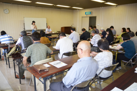 市教委の担当者が新文化会館の利用方法を説明した＝24日、鶴岡市役所