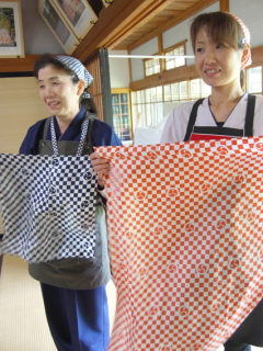 市松模様と出羽三山神社の社紋を組み合わせたスカーフなどが登場。「出羽三山」と「サムライゆかりのシルク」といういずれも日本遺産認定地域に関連した貴重なコラボ商品となっている