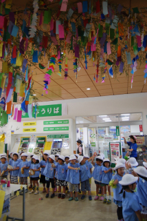 願い事が天まで届くように歌を披露する大宝幼稚園の園児たち