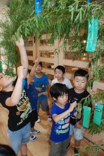 願い事を書いた短冊をササに飾り付ける鶴岡幼稚園の園児たち