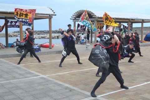 登録を祝い地元住民が加茂の海を背景に南中ソーランの踊りを披露した