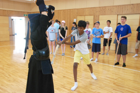三川中の生徒に教えてもらいながら剣道を体験するマクミンビル市の中高生たち