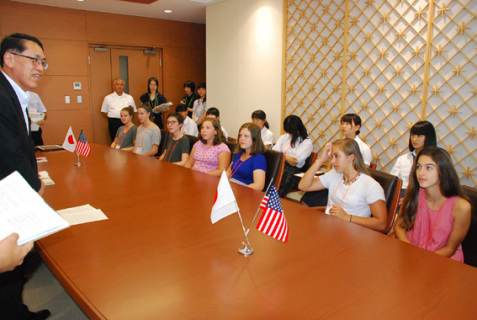 市役所を訪問し、丸山市長（左）と懇談した米国の中学生たち＝2日